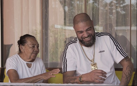 Adriano Imperador e sua vó em cena de documentário