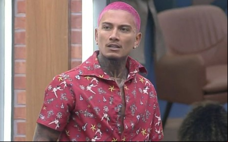 Imagem de Dynho Alves de cabelo e camisa rosas em A Fazenda 13