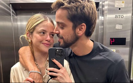 Agatha Moreira e Rodrigo Simas fazem uma selfie no elevador; eles estão olhando um para o outro