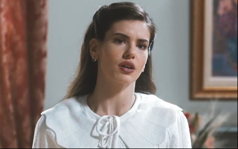 Camila Queiroz com expressão séria em cena como Marê na novela Amor Perfeito