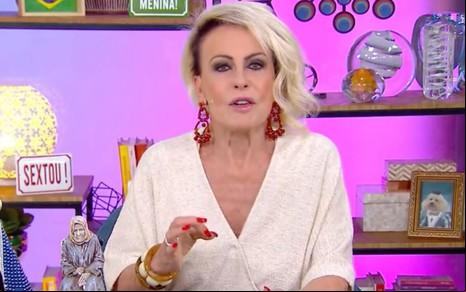 Ana Maria Braga fala e gesticula no cenário do Mais Você na última sexta-feira (22)