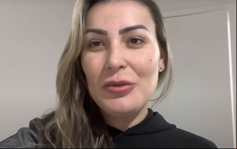 Andressa Urach com expressão séria em vídeo