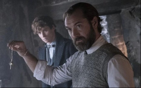 Eddie Redmayne e Jude Law em cena do filme Animais Fantásticos: Os Segredos de Dumbledore