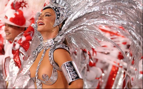 Paolla Oliveira em desfile de Carnaval na Marquês de Sapucaí