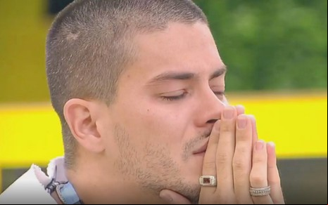 Arthur Aguiar une as mãos em sinal de prece no BBB 22