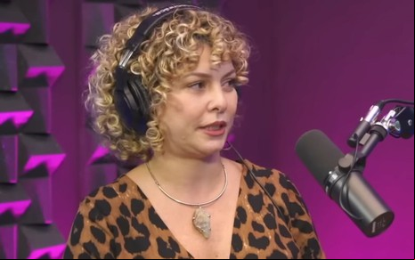 Imagem de Bárbara Borges em entrevista ao podcast Papagaio Falante