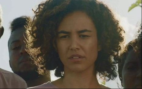 A atriz Bárbara Colen está em cena como Tereza no filme Bacurau