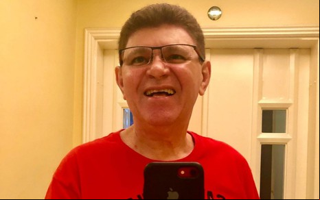 Ivanildo Gomes Nogueira sorri em foto tirada no espelho