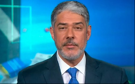 William Bonner com uma gravata azul no Jornal Nacional