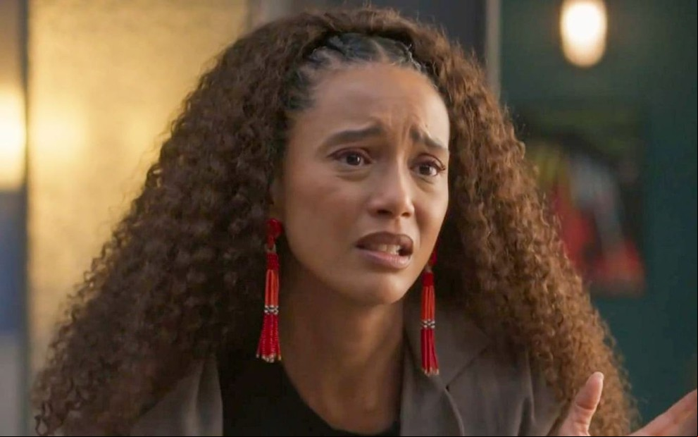 A atriz Taís Araujo como Anita em Cara e Coragem; ela está olhando para frente com cara de desesperada