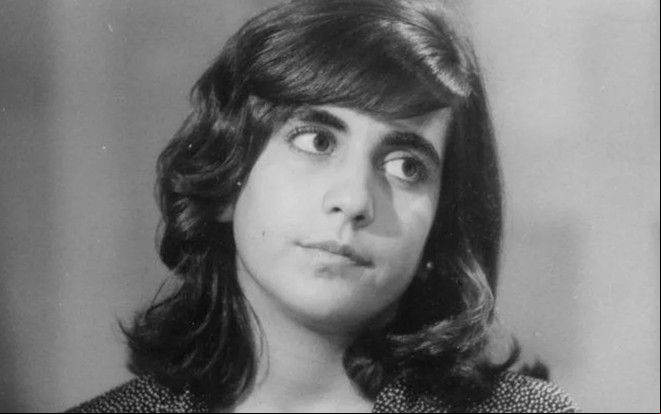 Carol Machado como Olívia em foto preto e branco da novela Lua Cheia de Amor