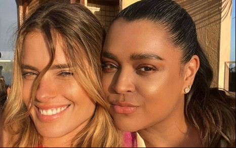 Carolina Dieckmann, à esquerda, abraçada com Preta Gil, à direita