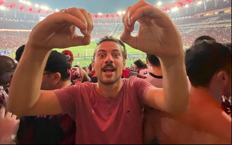 Imagem de Lucas Strabko, o Cartolouco, fazendo o sinal de zero com as mãos no Maracanã