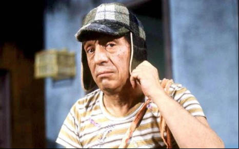 Roberto Gómez Bolaños vestido como personagem Chaves; ele está olhando para a câmera