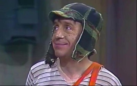 Roberto Gómez Bolaños sorridente em cena como Chaves, seriado que fez história no SBT