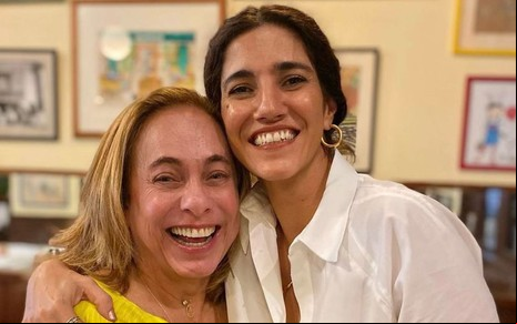 Cissa Guimarães sorri e é abraçada por Antonia Pellegrino