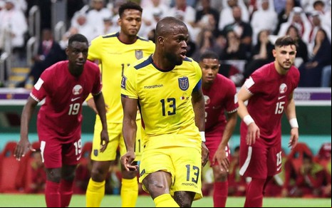 Enner Valencia corre para cobrar pênalti na Copa do Mundo; ele é observado por colegas de time