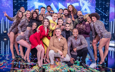 Luciano Huck com o elenco da nova temporada da Dança dos Famosos, que terá 12 celebridades