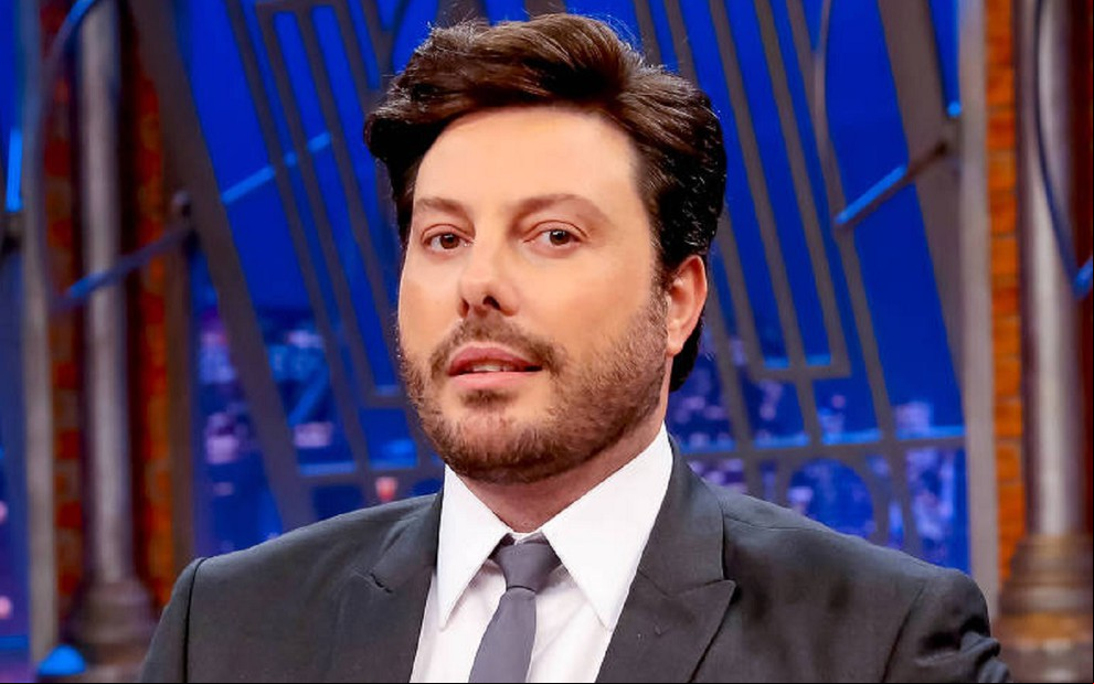 Danilo Gentili posa durante as gravações do The Noite, do SBT