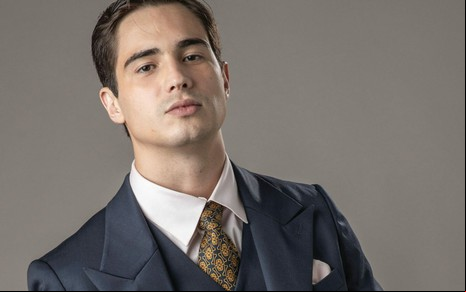 Danilo Mesquita, como seu personagem em Além da Ilusão, está posando para a foto