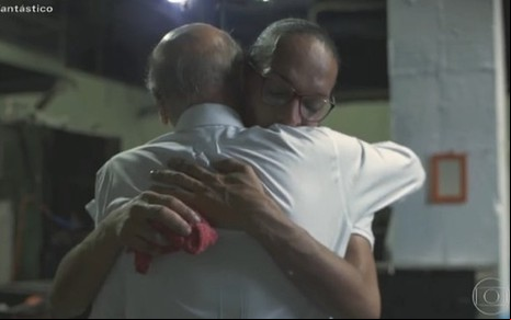 Drauzio Varella abraça a trans Suzy de Oliveira durante matéria do Fantástico exibida em março de 2020