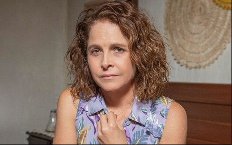 Drica Moraes com camisa azul em Travessia