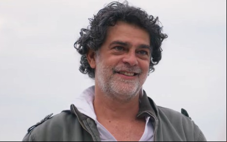 Eduardo Moscovis sorri em cena da novela Um Lugar ao Sol (2021)
