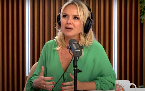 A apresentadora Eliana com um vestido verde em entrevista ao Quem Pode, Pode