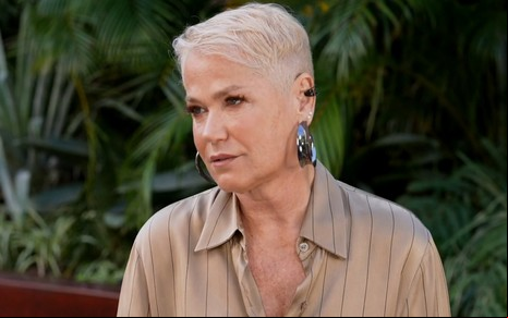 Xuxa Meneghel tem expressão séria durante entrevista no Encontro