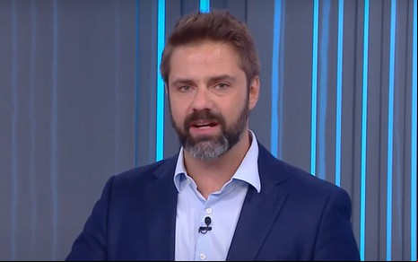 O humorista Fábio Rabin em participação no Live CNN em março; ele veste camisa social e blazer escuro
