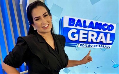 A jornalista Fabíola Gadelha no cenário do Cidade Alerta