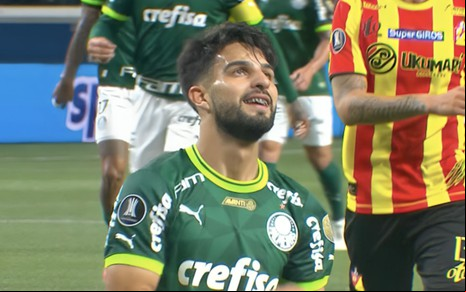 Foto de Flaco López, jogador do Palmeiras, ajoelhado no gramado do Allianz Park