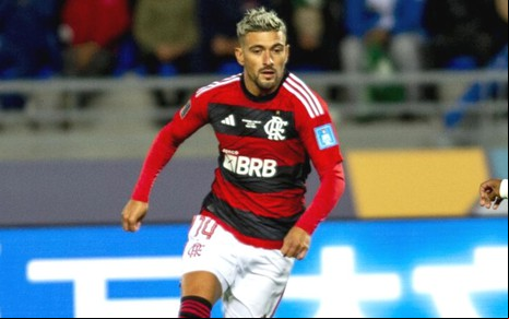 Arrascaeta correndo com a bola em jogo do Flamengo no Mundial; ele está com uniforme rubro-negro