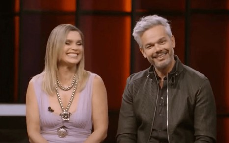 Foto de Flávia Alessandra ao lado de Otaviano Costa no palco do Sobre Nós Dois, no GNT