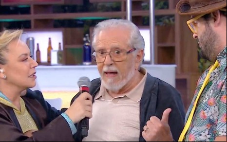 A repórter Flor Fernandez entrevista Carlos Alberto de Nóbrega, ao lado de Matheus Ceará, durante o Fofocalizando de 28 de junho