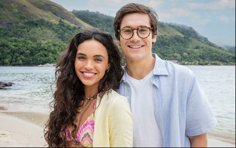 Luna (Giovana Cordeiro) e Miguel (Nicolas Prattes) posam em praia para foto de divulgação de Fuzuê
