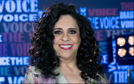 Gal Costa sorri em foto de divulgalção