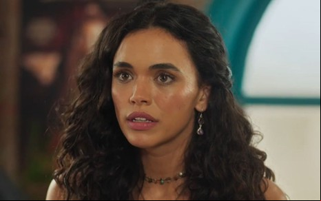 Giovana Cordeiro com expressão séria em cena como Luna na novela Fuzuê