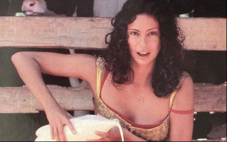 Giovanna Gold derrama leite em baldo em ensaio para a revista VIP