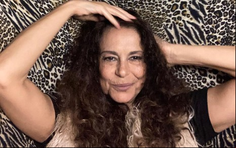 Imagem de Giovanna Gold de cabelo solto e mãos na cabeça
