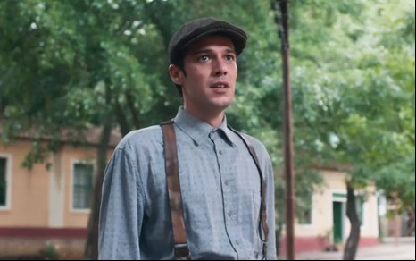 Tenório (Jayme Matarazzo) está sem batina parado em meio à praça em cena de Além da Ilusão, novela das seis da Globo