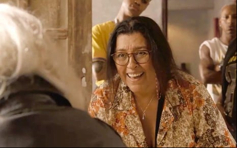 A atriz Regina Casé caracterizada como Lurdes em cena de Amor de Mãe