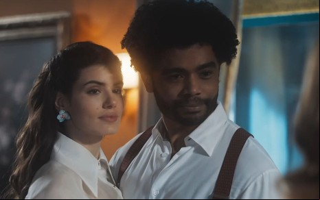 Camila Queiroz e Diogo Almeida se abraçam e encaram Mariana Ximenes (de costas) em cena de Amor Perfeito