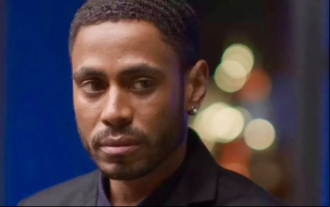 O ator Ícaro Silva está com expressão série em close em cena da novela Cara e Coragem como o personagem Leonardo