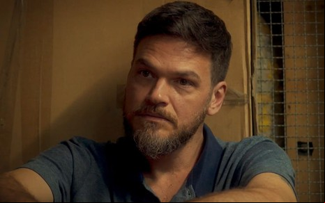 Emilio Dantas caracterizado como Theo em Vai na Fé; ele tem o semblante transtornado em cena da novela