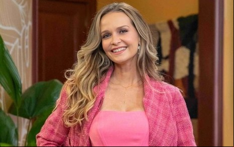 Fernanda Rodrigues está com blazer pink e top rosa, além dos cabelos soltos, em foto de divulgação da novela Fuzuê