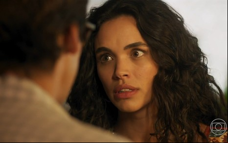 Miguel (Nicolas Prattes) e Luna (Giovana Cordeiro) em cena de Fuzuê