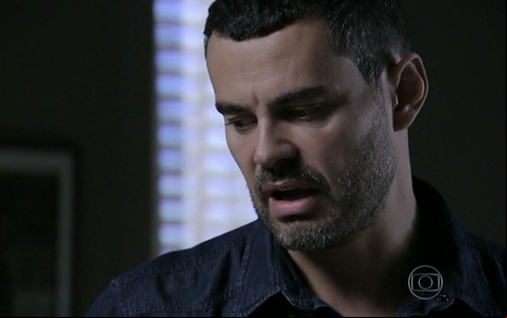 Carmo Dalla Vecchia grava cena com expressão séria, como Maurílio em Império, da Globo
