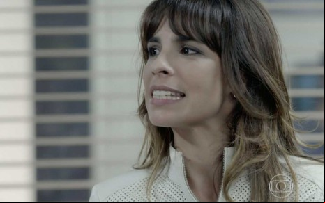 A atriz Maria Ribeiro como Daniele está na sala de espera de uma prisão em cena de Império
