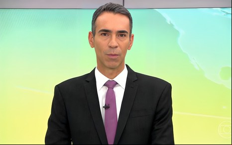 César Tralli tem expressão séria no cenário do Jornal Hoje